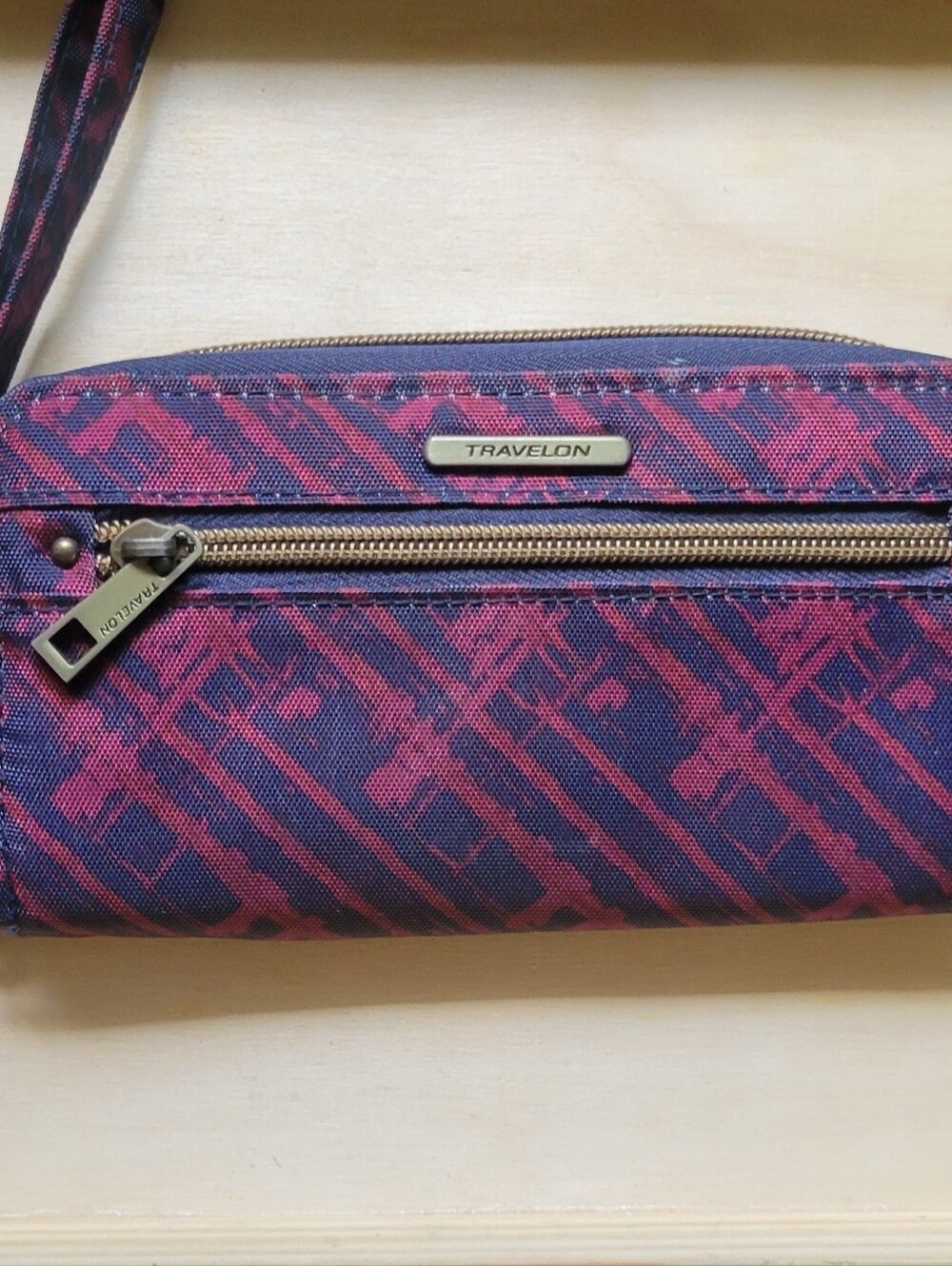 NWOT Travelon Multi-Compartment Burgandy/ Blue Zip-around RFID Wristlet Wallet
